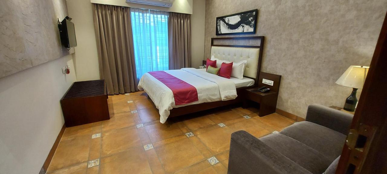 The Palm Aryan - A Boutique Hotel Kalküta Dış mekan fotoğraf