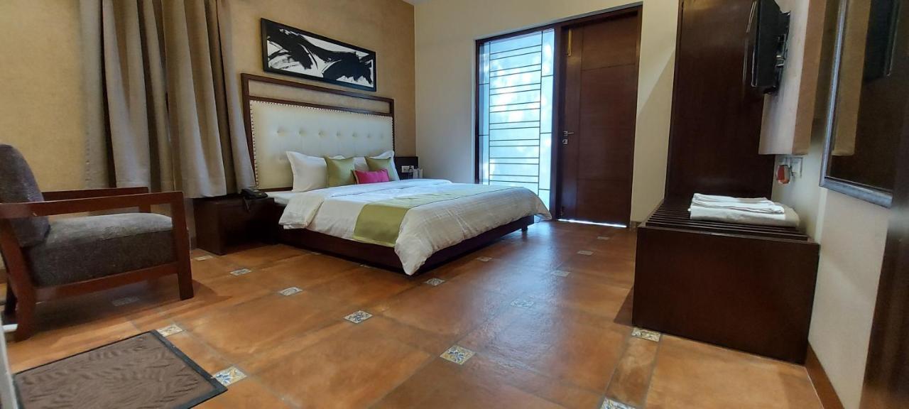 The Palm Aryan - A Boutique Hotel Kalküta Dış mekan fotoğraf